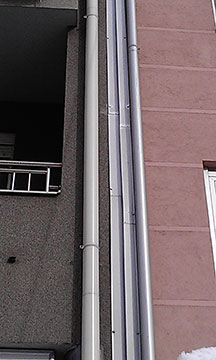 Vertical flashings of two residential units (diletation).